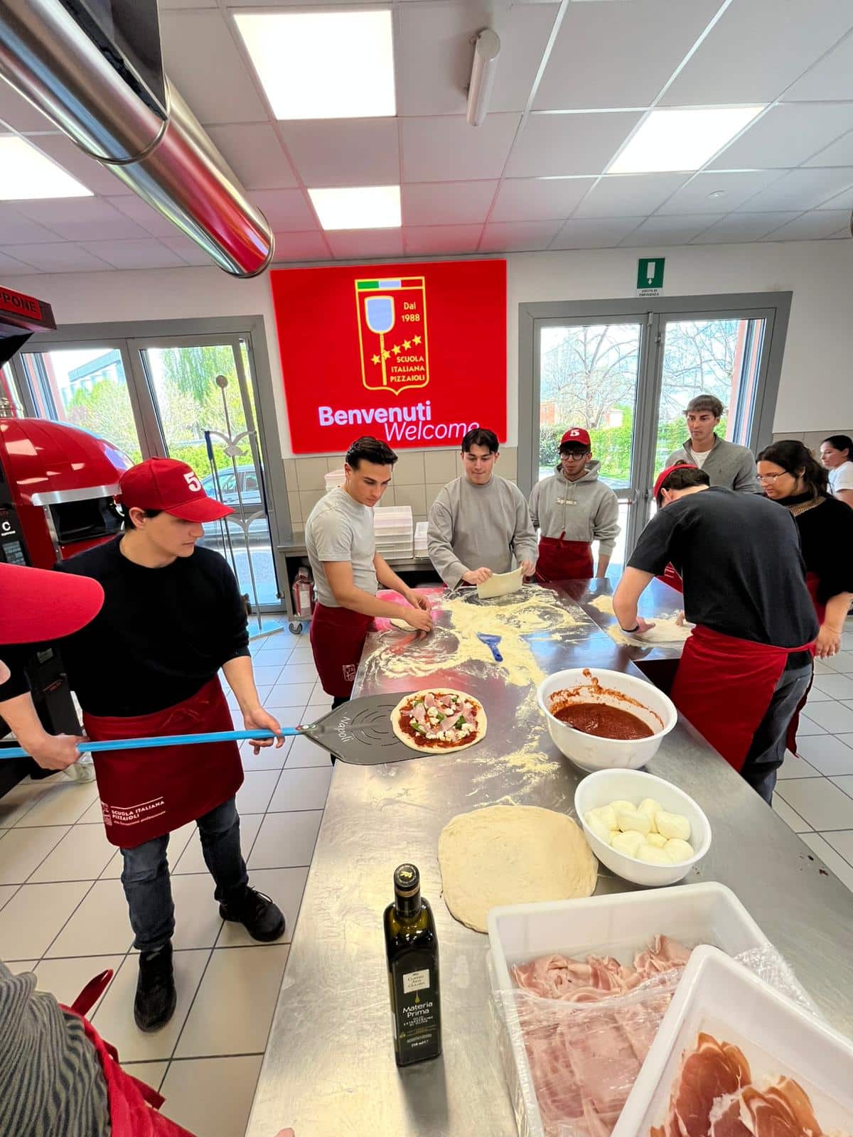 Pizzas, masas y cajas misteriosas: los alumnos de Pollenzo visitan la Scuola Italiana Pizzaioli